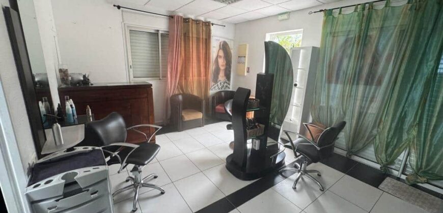 A louer local professionnel équipé pour salon de coiffure d’environ 31 m² au Tampon la Pointe