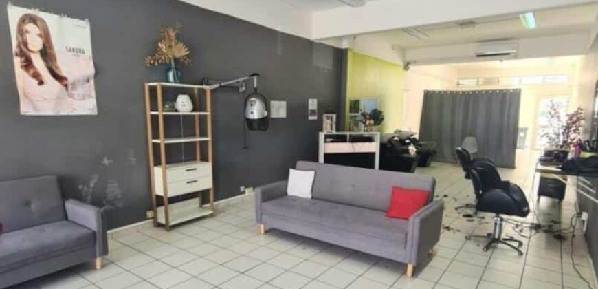 À louer local commercial/ professionnel de 80 m2 situé au centre-ville de Sainte Marie