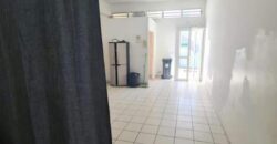 À louer local commercial/ professionnel de 80 m2 situé au centre-ville de Sainte Marie