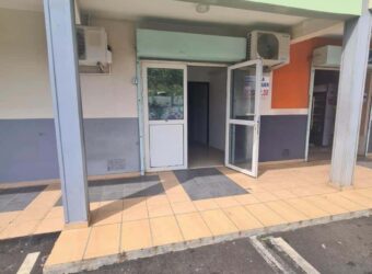 À louer un local commercial de 33m2 dans le secteur de Grande Montée à Sainte Marie