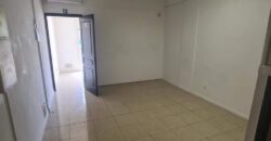 À louer un local commercial de 33m2 dans le secteur de Grande Montée à Sainte Marie