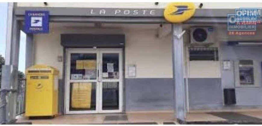 À louer un local commercial de 110m2 dans le secteur Grande Montée à Sainte Marie