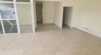 À louer un local commercial de 110m2 dans le secteur Grande Montée à Sainte Marie