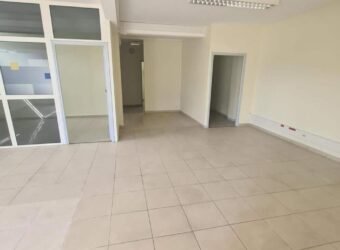 À louer un local commercial de 110m2 dans le secteur Grande Montée à Sainte Marie