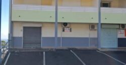 À louer un local commercial de 110m2 dans le secteur Grande Montée à Sainte Marie