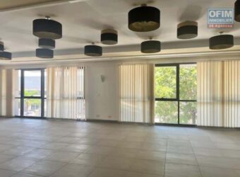 À louer un local professionnel de 900m2 avec parking à Alarobia