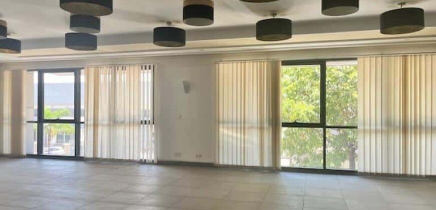 À louer un local professionnel de 900m2 avec parking à Alarobia