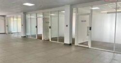 À louer un local professionnel de 900m2 avec parking à Alarobia