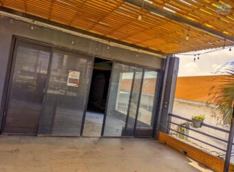 À louer un spacieux local commercial de 220m2 situé en bord de route à Ankonrondrano