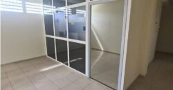 À louer un local commercial de 110m2 dans le secteur Grande Montée à Sainte Marie