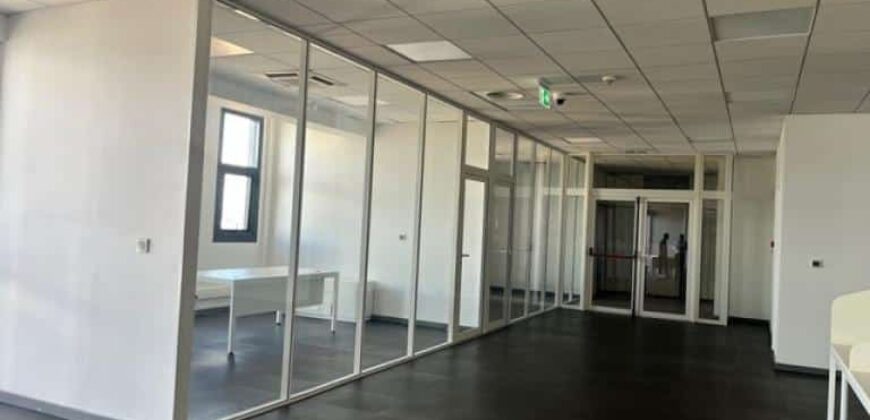 Bureaux 3 000 m² avec parking à louer sur 3 niveaux – Alarobia