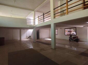 A louer un local commercial de 300 m2 en bord de route principale sur Besarety Antananarivo