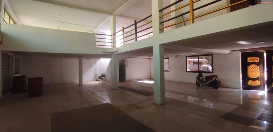 A louer un local commercial de 300 m2 en bord de route principale sur Besarety Antananarivo