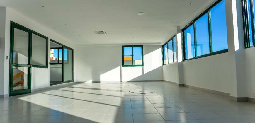 À louer : immeuble de bureaux sur 3 niveaux idéalement situé à Antsahavola Tananarive