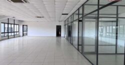 À louer un grand local professionnel de 1287m2 avec parking à Alarobia Tananarive