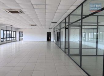 À louer un grand local professionnel de 1287m2 avec parking à Alarobia Tananarive