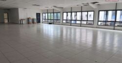 À louer un grand local professionnel de 1287m2 avec parking à Alarobia Tananarive