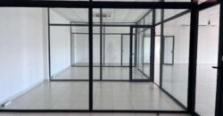 À louer un grand local professionnel de 1287m2 avec parking à Alarobia Tananarive