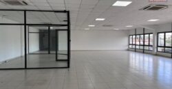 À louer un grand local professionnel de 1287m2 avec parking à Alarobia Tananarive