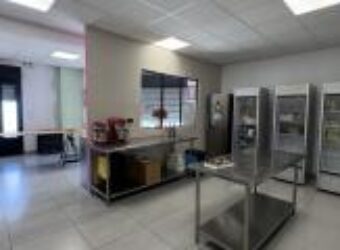 Location d’un joli local commercial de 43.50 m2 situé sur un axe passant à Saint Louis Réunion