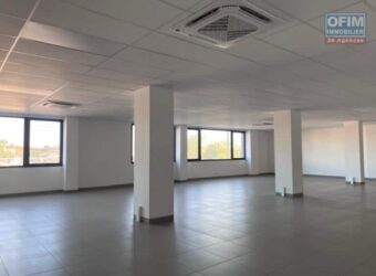 À louer un grand local professionnel de 250m2 avec parking à Ankorondrano Tananarive