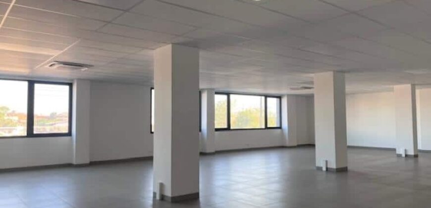 À louer un grand local professionnel de 250m2 avec parking à Ankorondrano Tananarive