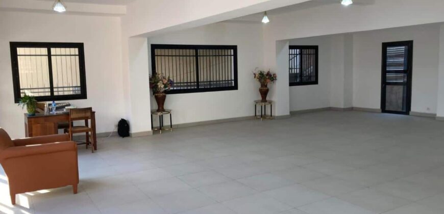 À louer un local commercial de 125m2 proche des commerces à Behoririka Tananarive