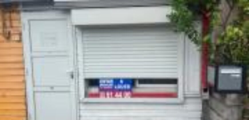À louer petit local commercial de 22 m2 situé en centre-ville de l’Étang-Salé les Hauts Réunion