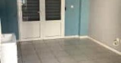 À louer un local professionnel idéalement situé proche du centre-ville à la Ravine des Cabris Réunion