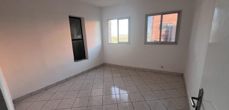 À louer, locaux professionnels neufs avec excellente visibilité à Anosisoa Ambohimanarina Tananarive