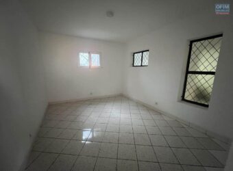À louer, locaux professionnels neufs avec excellente visibilité à Anosisoa Ambohimanarina Tananarive