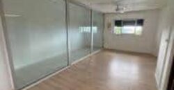 À louer un local professionnel ou commercial d’environ 66 m2 situé en plein centre-ville du Tampon