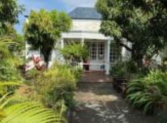 À louer un local professionnel d’environ 100 m2 situé en plein centre-ville de Saint Pierre Réunion
