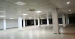 À louer – Grand local professionnel de 3 500 m² avec parking à Andohatapenaka Tananarive